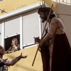 Desde ventanas, balcones y en la calle, los vecinos arroparon a Coronación.