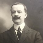 Walter Maclellan, diplomático y empresario, con su característico bigote imperial.