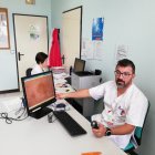 El dermatólogo Carlos Hernández mostrando una de las imágenes recibidas.