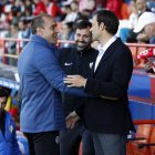 Fran saluda a Eloy Jiménez antes del partido.