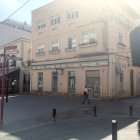 El establecimiento, ya cerrado, hace esquina con las calles Trajano y Antonio Ledesma, con el Colón y el vendedor de cupones.