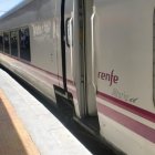 Tren Talgo en la estación de Almería con destino Madrid.