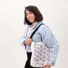 Ángela Espejo con uno de los diseños de Sémola Pura.