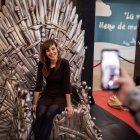 Una joven posa en el trono de hierro de ‘Juego de Tronos. El Reto’, que visitará Almería.
