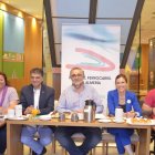 Participantes en el debate de ayer con la Mesa del Tren.