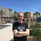 Miguel Ángel Muñoz, tras la entrevista, con el Cargadero del Mineral al fondo.