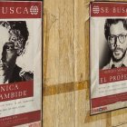 Carteles de una de las series estrella de Netflix en el centro de Almería.