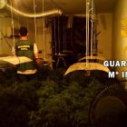 Agente inspeccionando un narco piso.