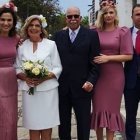 Toni Acosta y su hermana Patricia, con diseños de Loreto Martínez y tocados de Marisa Fernández.