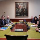 Equipos negociadores de Vox y PP en el Congreso de los Diputados