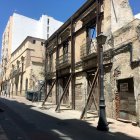 La casa  está vaciada y la fachada tiene un estado lamentable.