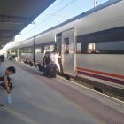 IMAGEN DE VIAJEROS SUBIÉNDOSE A UN TREN Media Distancia entre Almería y Sevilla en la estación Intermodal.