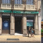 El establecimiento anuncia la liquidación de existencias. El fundador José Quesada y su bisnieto Juan José Durbán.