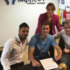 Iván Barbero y el equipo de Implica-T firmando contrato.