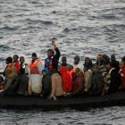 Imagen de archivo de una patera en las inmediaciones de la isla de Alborán.
