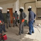 Técnicos cortan enganches en El Puche, el jueves.