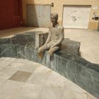 La estatua del emigrante vuelve a ser víctima de los actos vandálicos.