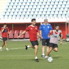 Óscar siguiendo una acción entre Chema y Callejón.