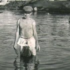 Ginés Gallardo llamado El Místico, con los pies metidos en el agua de la playa.