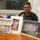 El jugador muestra sus tesoros en los estudios de la Cadena SER.