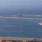 Carga de un hidroavión en el puerto de Almería.