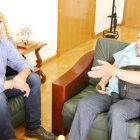 Juan Mena junto al alcalde de Adra, Manuel Cortés.