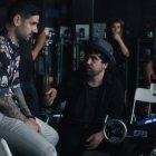 Willy Rodríguez conversa con el cantante Melendi durante la grabación de un videoclip del artista.