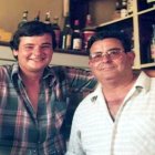 José Ramón Sogorb, en el bar, cuando estaba en activo, junto a uno de sus hijos.