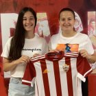 Lucía López y la coordinadora del Almería, Rocío Muñoz.