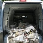 Una furgoneta de la Policía Nacional cargada de focos y otros materiales decomisados.