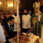 Isaac Vilches jura ante los santos evangelios como nuevo presidente de la Agrupación y ante el obispo, Adolfo González.