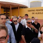 Juan Enciso saliendo de la cárcel de Albolote.