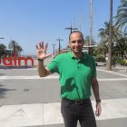 Sebastián Fernández posa para LA VOZ en la Rambla de Almería.