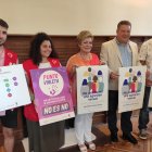 Representantes de las distintas instituciones con los carteles que se podrán ver en el festival.