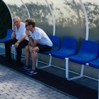 Alfonso García, con Corona, hablando por teléfono.