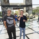 Óscar Fernández llegando con Corona al Hotel Golf Almerimar.