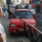 La barandilla quedó firme, convertida en una lanza a la altura de los viajeros.