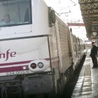 Un tren  en la estación intermodal, que sigue sin ser utilizada desde noviembre de 2018 por las obras de soterramiento en El Puche.