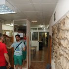 Juanfra Escamez y José Pulido en la visita a los refugios, ahora salones parroquiales