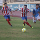 Óscar Lozano luchando por un balón.