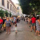 Miles de almerienses han acudido al primer día de reparto de abanicos y programas de Feria.