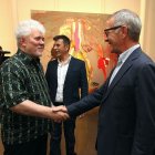 Pedro Almodóvar saluda a José Guirao ante el exdirector del CAF Rafael Doctor.
