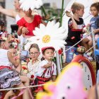 Los más pequeños tiraron 20.000 claveles rojos y blancos durante todo el recorrido de la Batalla de Flores.