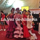 Rosanna Zanetti (segunda por la izquierda) ha acudido a la caseta de La Pita junto a familiares y amigos.