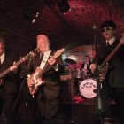 hito para almería Pepe Blanes al bajo y Chipo Martínez, junto a sus compañeros de The Karamel, en la legendaria The Cavern. (Foto: Yukun Chen)