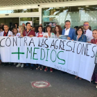 Imagen de archivo de profesionales de Torrecárdenas en una manifestación contra las agresiones.
