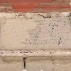 Placa encontrada en la fachada de la Plaza Vieja.