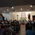 La parroquia de Los Ángeles, abarrotada en la misa de ayer.