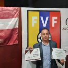 Flores con los diplomas tras su conferencia.