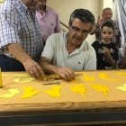 Paco Sáez da la primera puntada del bordado del manto de Los Ángeles.